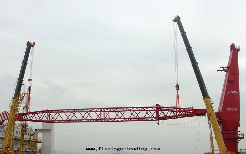 两(liǎng)台(tái)起(qǐ)重(zhòng)機(jī)在廈門(mén)港海(hǎi)上(shàng)吊裝(zhuāng)作(zuò)業