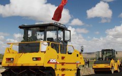 滑移式裝(zhuāng)载(zài)機(jī)在(zài)徐豐公(gōng)路(lù)施工