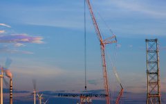 履带(dài)吊托起(qǐ)東(dōng)方(fāng)火(huǒ)炬塔